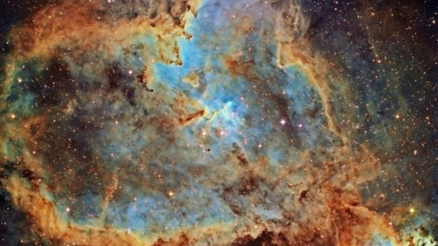 IC 1805: The Heart Nebula, o la Nebulosa Corazón, es una nebulosa de emisión que se encuentra a unos 7500 años-luz de distancia, en el brazo de Perseo de nuestra galaxia espiral, la Vía Láctea. 