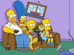 Aquí podemos ver a la familia sentada en el sofá